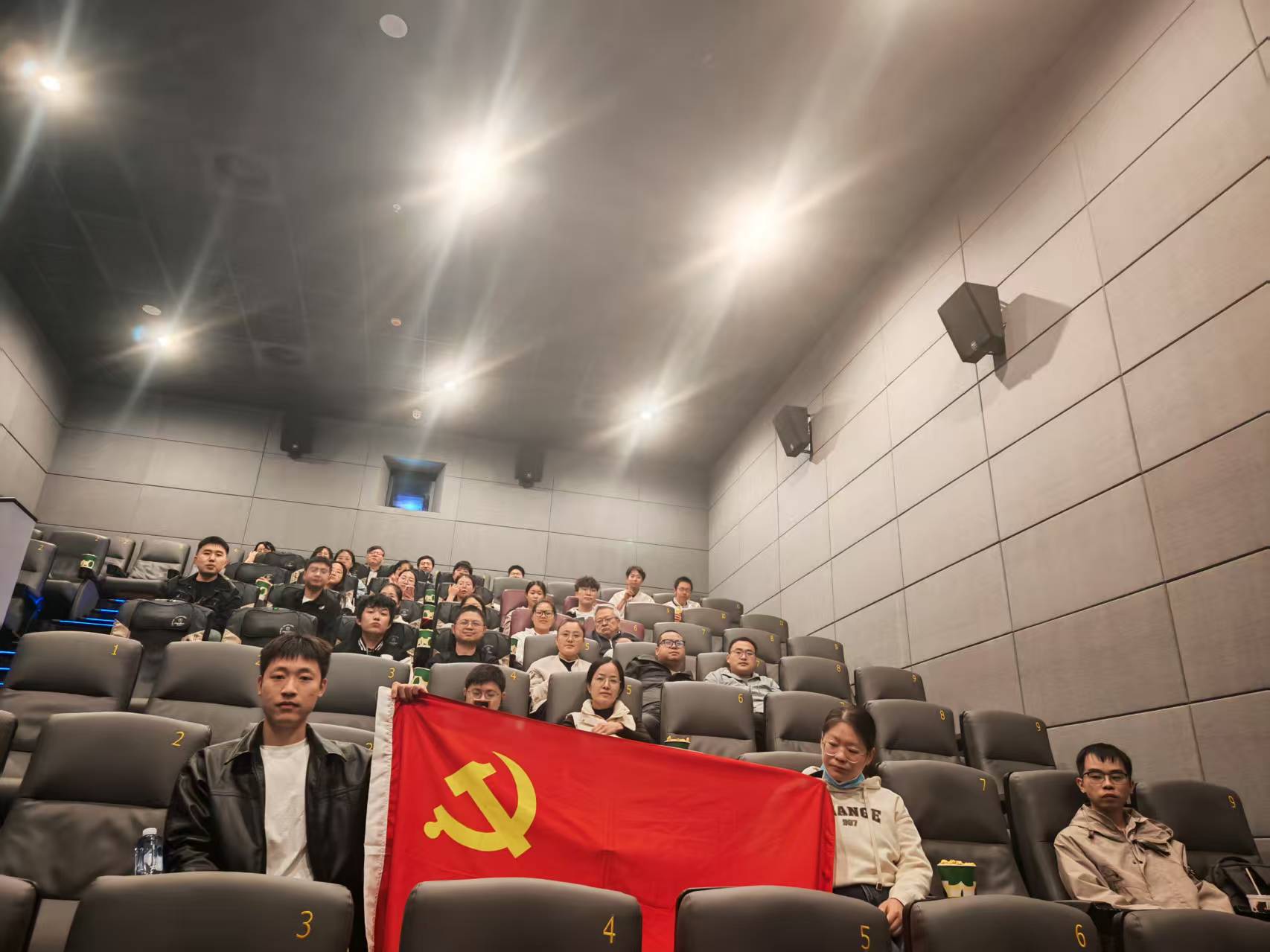 红色光影映初心 英雄精神励前行——数学学科党委组织观看历史题材电影《英雄三元里》​